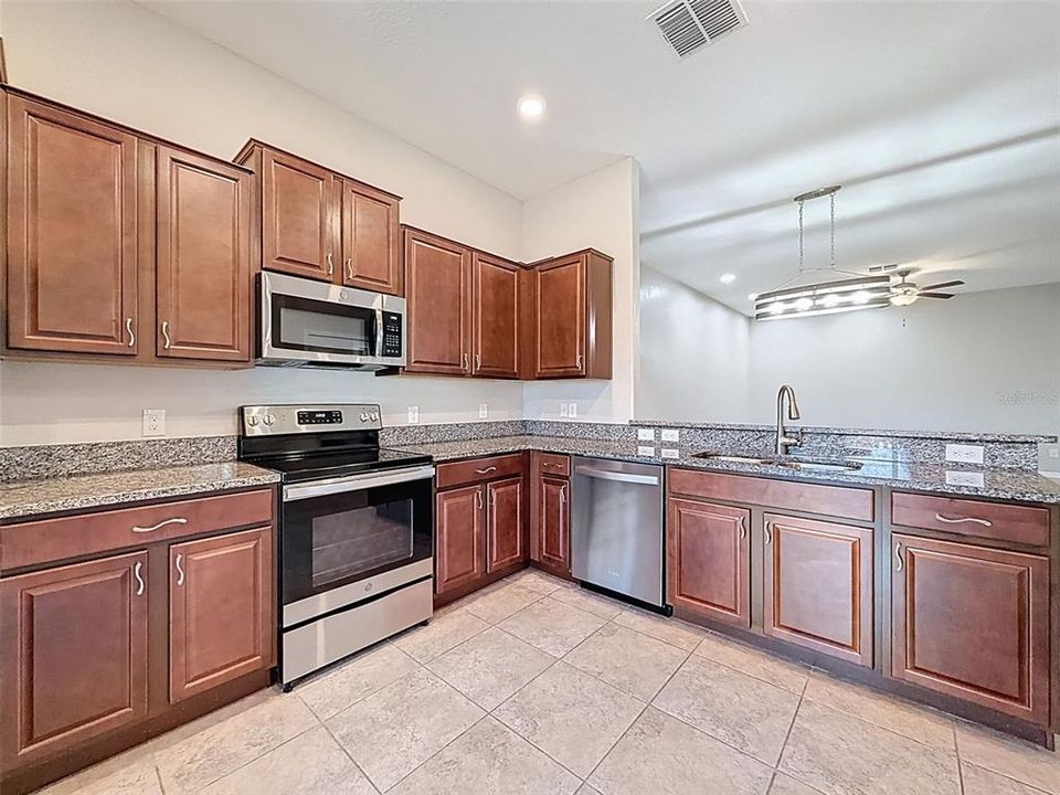 合同活跃: $235,000 (3 贝兹, 2 浴室, 1495 平方英尺)