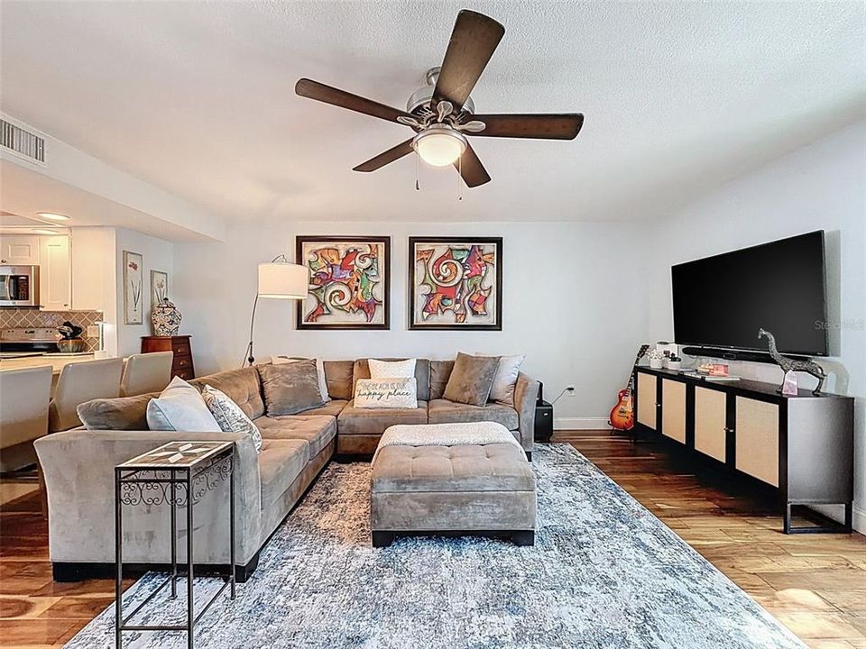 На продажу: $430,000 (2 спален, 2 ванн, 1290 Квадратных фут)