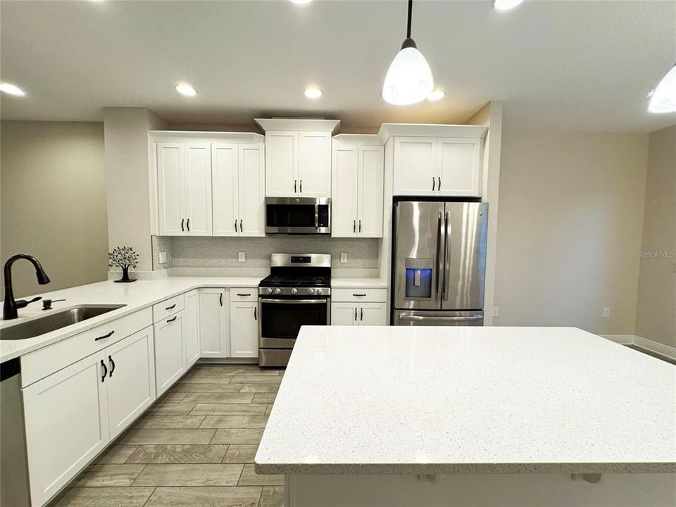 For Sale: $400,000 (3 beds, 2 baths, 1713 Square Feet)