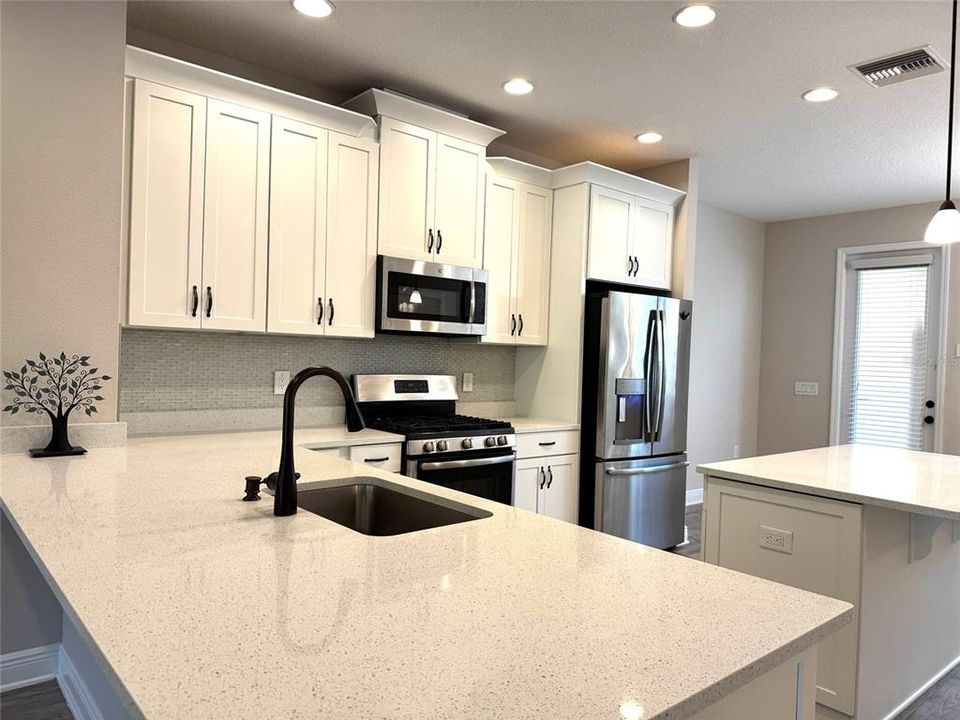 For Sale: $400,000 (3 beds, 2 baths, 1713 Square Feet)