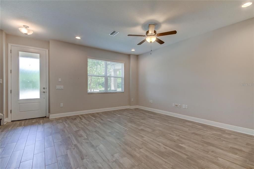 For Sale: $400,000 (3 beds, 2 baths, 1713 Square Feet)