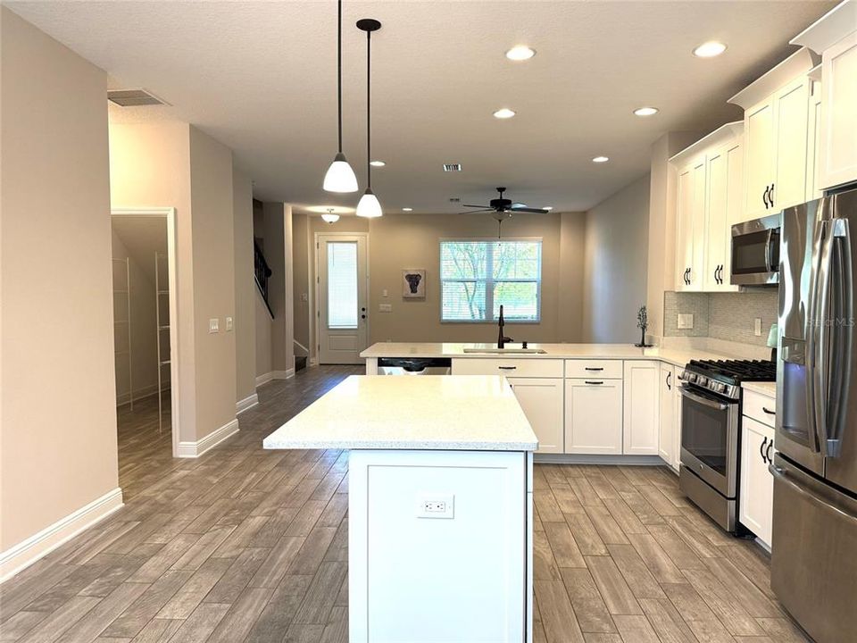 For Sale: $400,000 (3 beds, 2 baths, 1713 Square Feet)