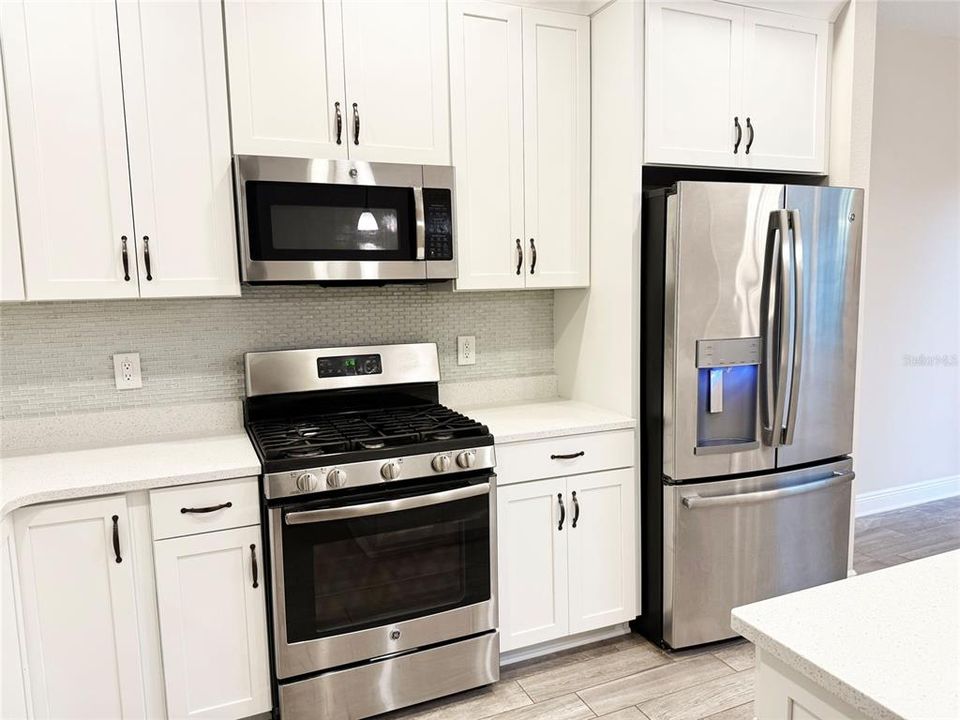 For Sale: $400,000 (3 beds, 2 baths, 1713 Square Feet)