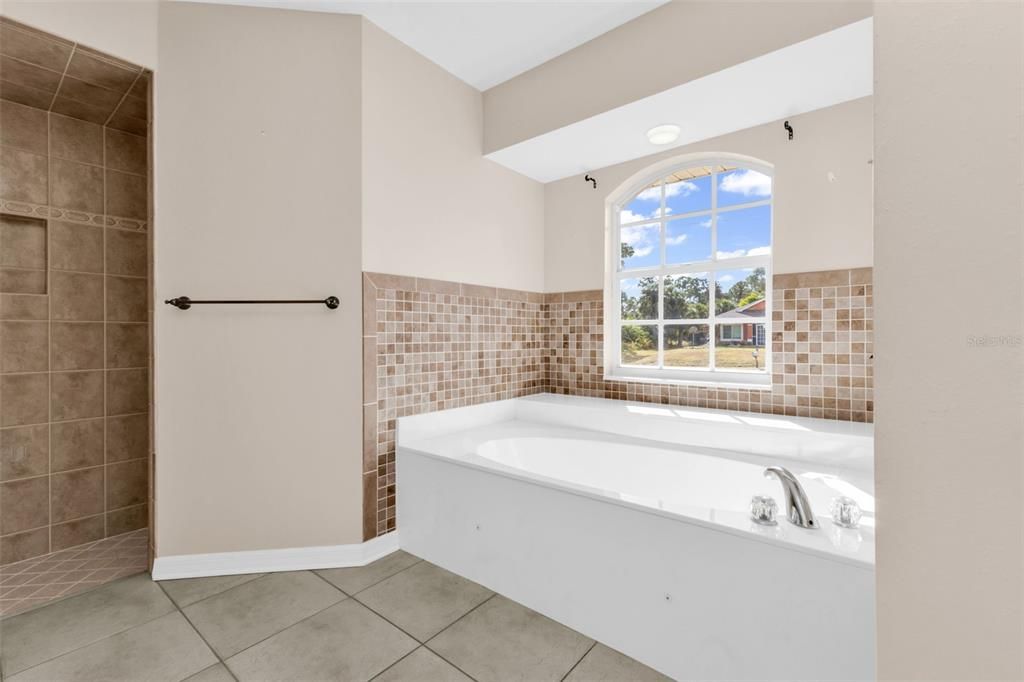 Active With Contract: $389,900 (3 beds, 2 baths, 1966 Square Feet)