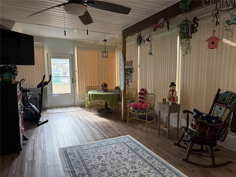 На продажу: $232,000 (2 спален, 2 ванн, 1050 Квадратных фут)