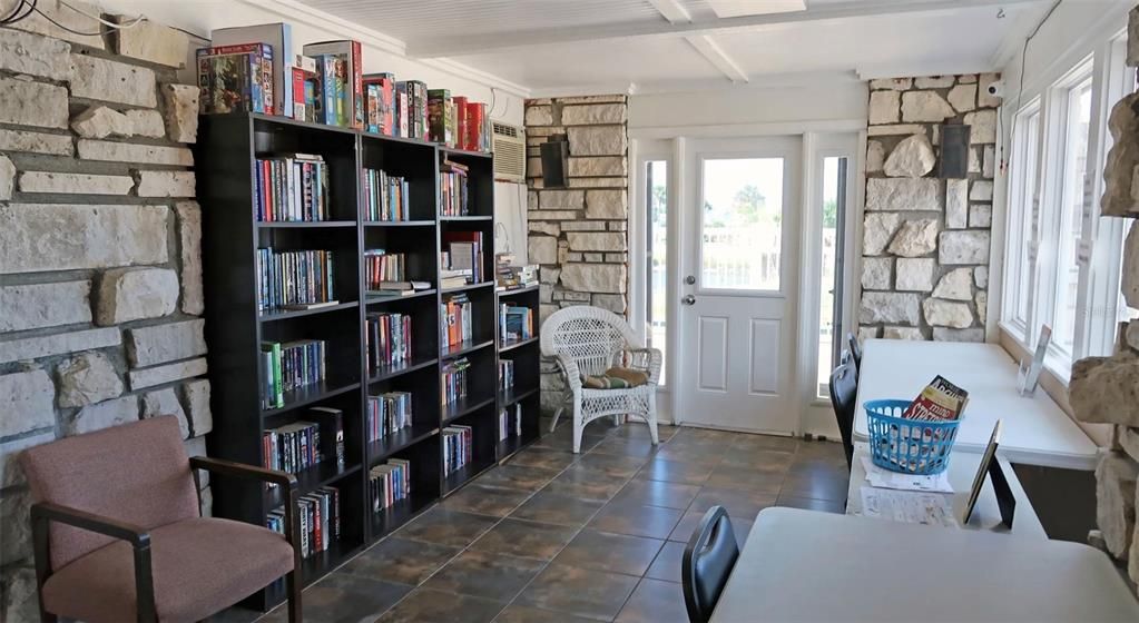 На продажу: $232,000 (2 спален, 2 ванн, 1050 Квадратных фут)