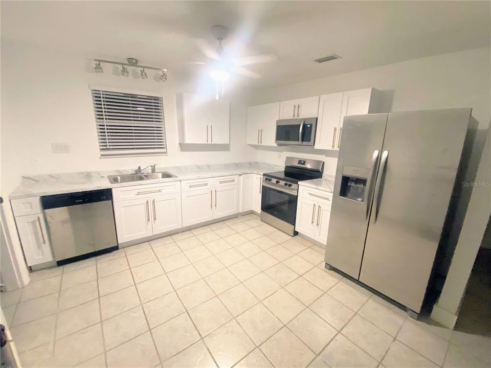 出租: $3,700 (3 贝兹, 2 浴室, 1056 平方英尺)