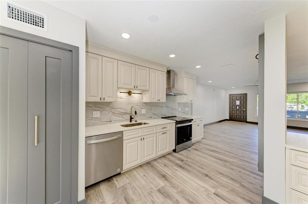 На продажу: $259,900 (2 спален, 2 ванн, 1400 Квадратных фут)