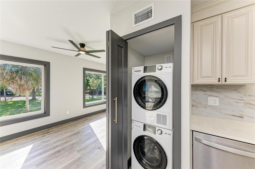 На продажу: $259,900 (2 спален, 2 ванн, 1400 Квадратных фут)