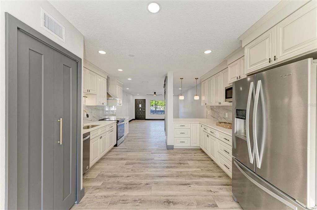 На продажу: $259,900 (2 спален, 2 ванн, 1400 Квадратных фут)