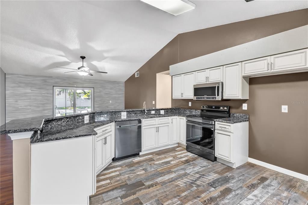 Active With Contract: $315,000 (3 beds, 2 baths, 1467 Square Feet)