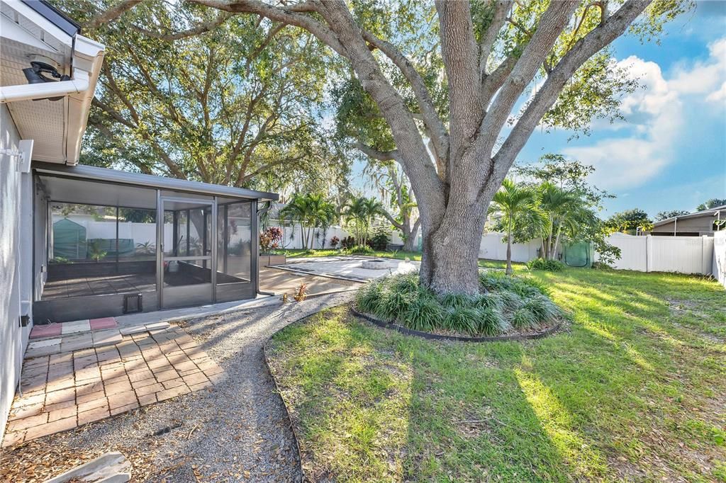 Active With Contract: $315,000 (3 beds, 2 baths, 1467 Square Feet)