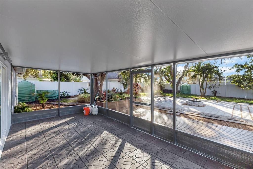 Active With Contract: $315,000 (3 beds, 2 baths, 1467 Square Feet)