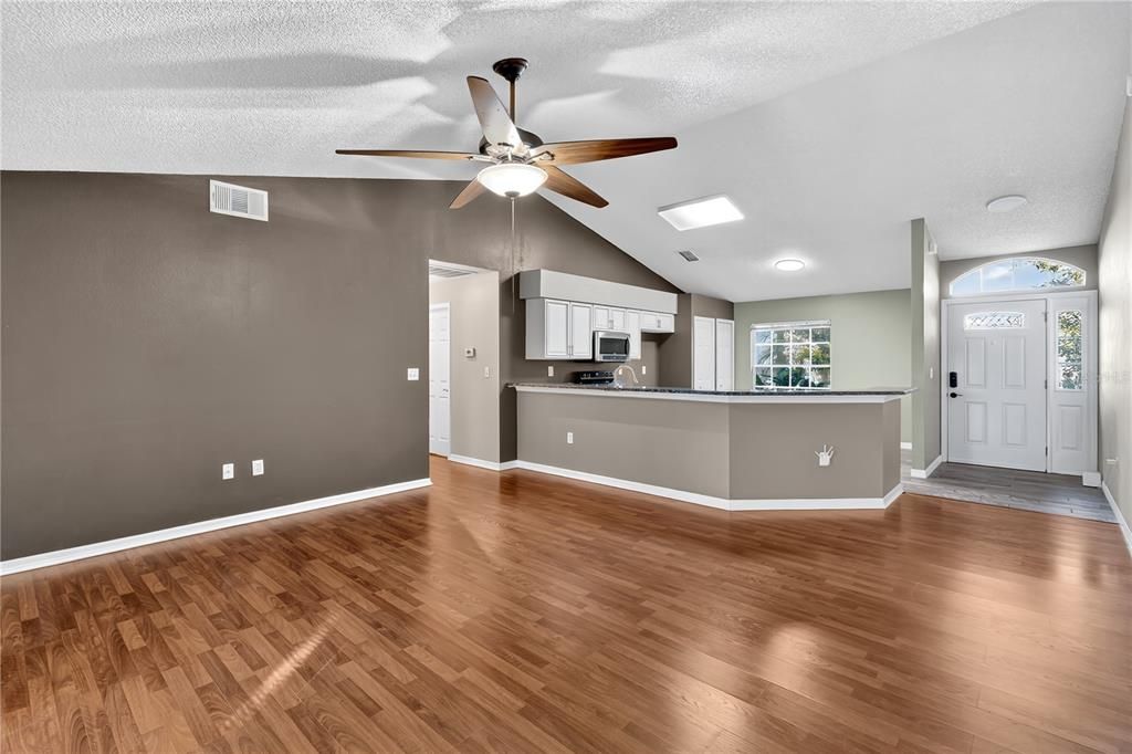 Active With Contract: $315,000 (3 beds, 2 baths, 1467 Square Feet)