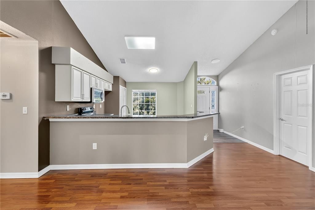 Active With Contract: $315,000 (3 beds, 2 baths, 1467 Square Feet)