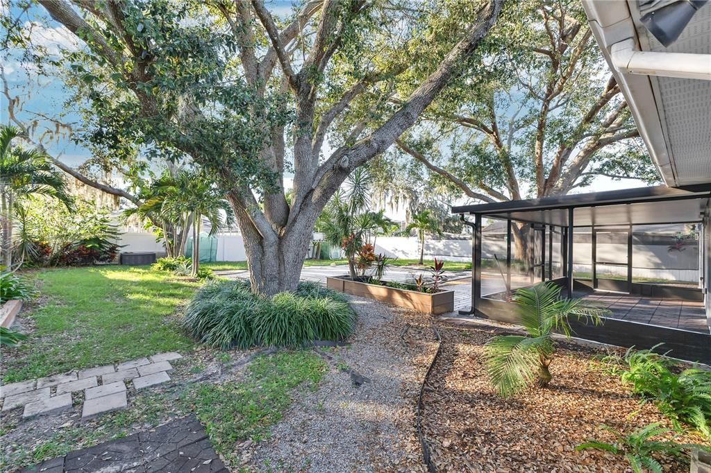 Active With Contract: $315,000 (3 beds, 2 baths, 1467 Square Feet)