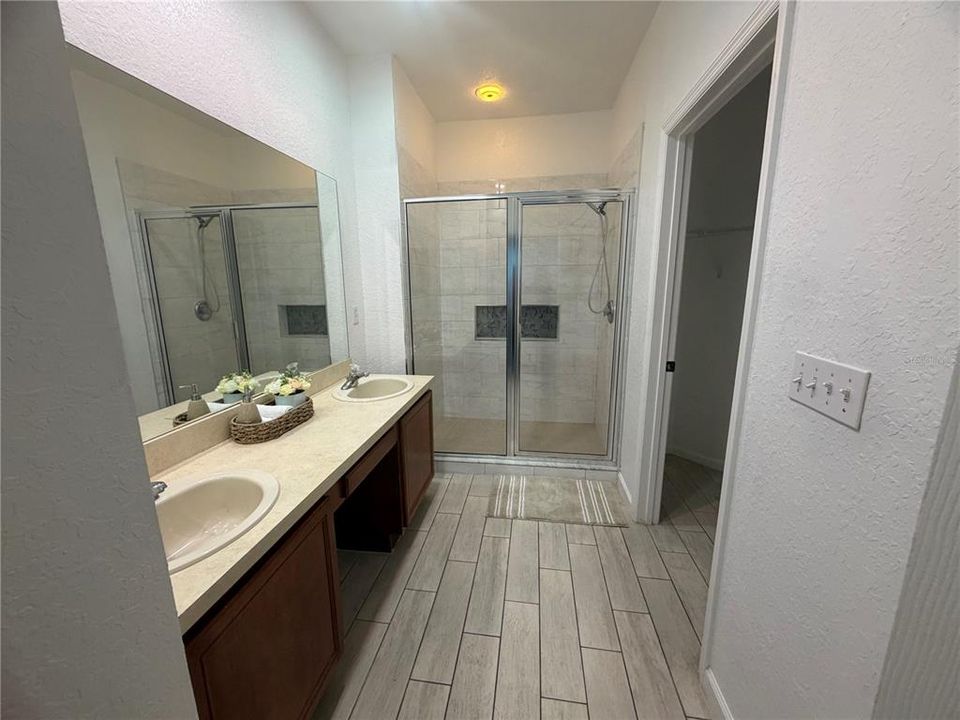 For Rent: $1,900 (3 beds, 2 baths, 1433 Square Feet)