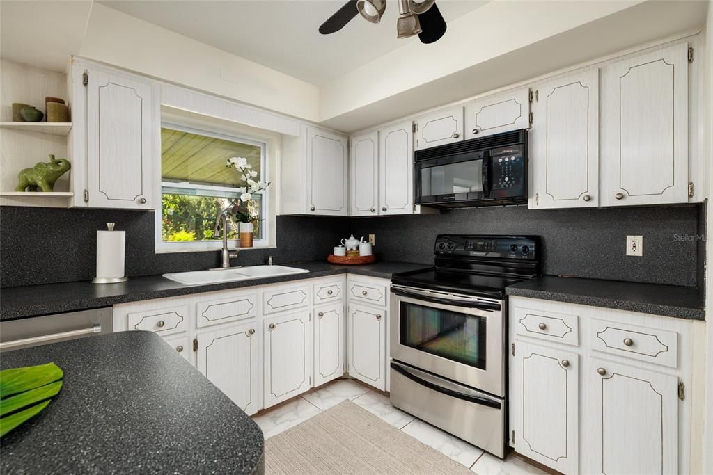 Active With Contract: $399,000 (3 beds, 2 baths, 1274 Square Feet)