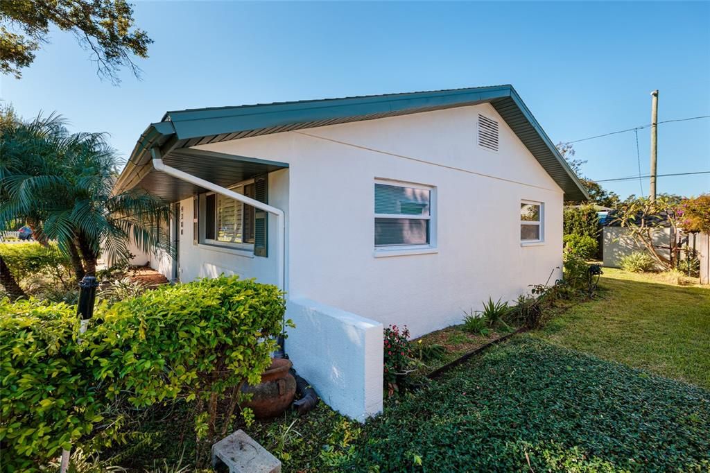 Active With Contract: $399,000 (3 beds, 2 baths, 1274 Square Feet)