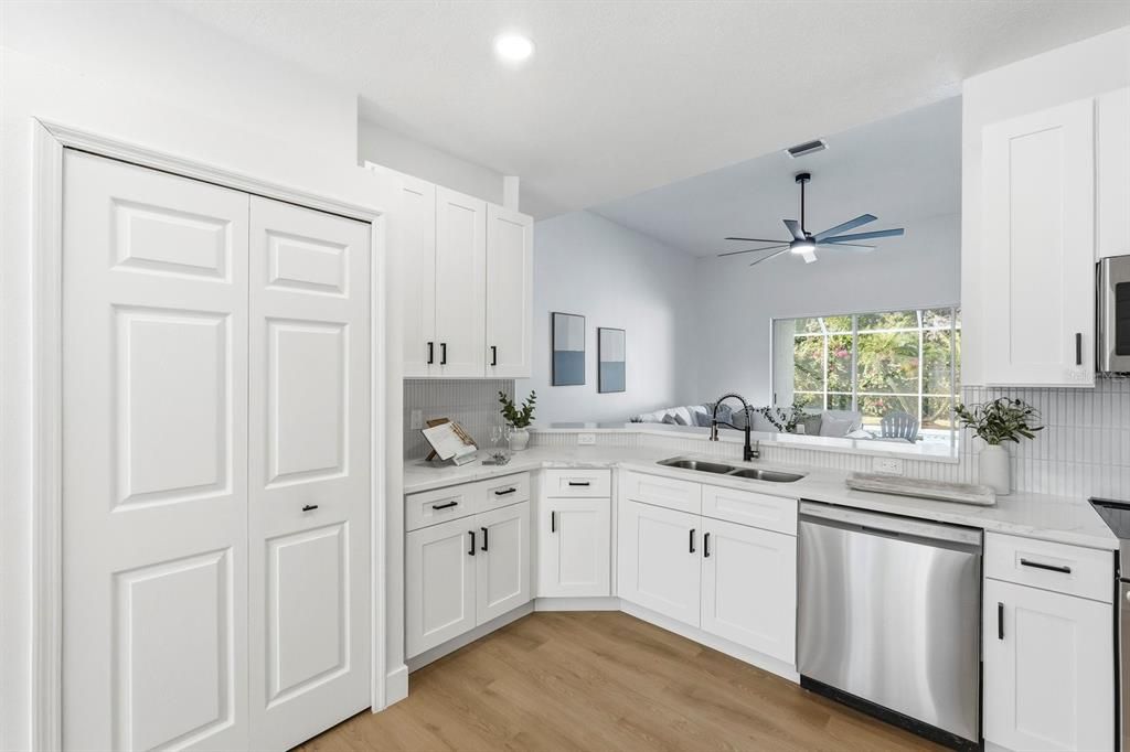 待售: $679,999 (5 贝兹, 3 浴室, 2465 平方英尺)