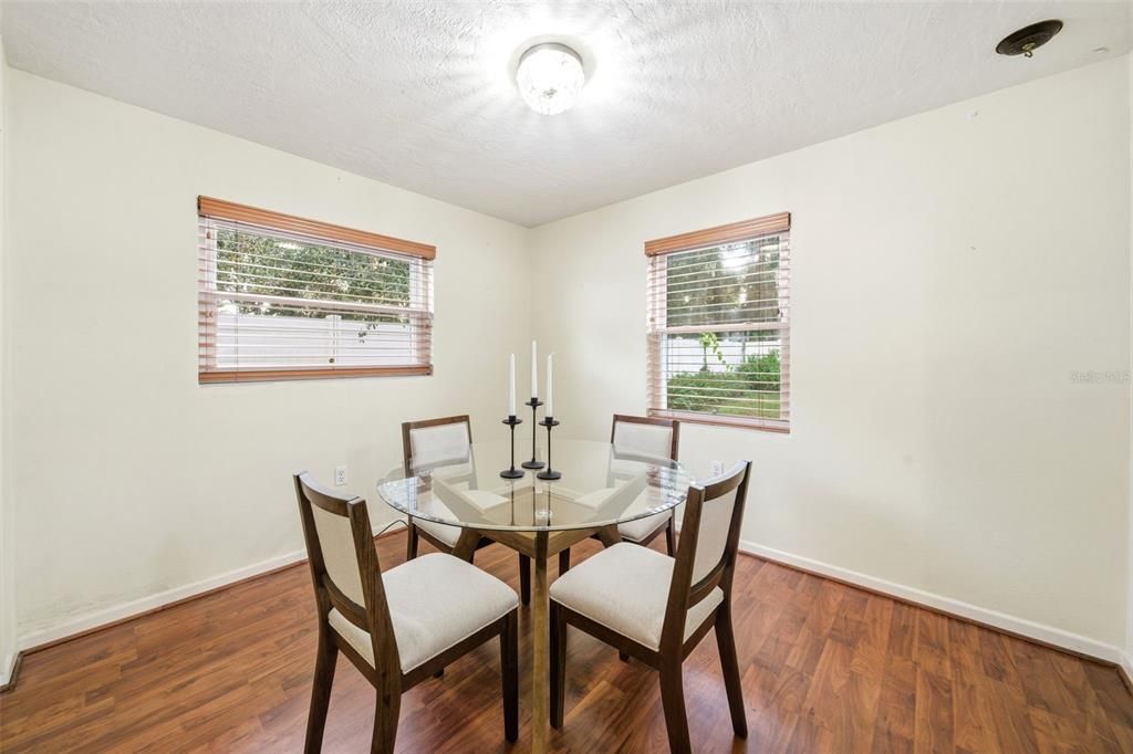 Под контрактом: $460,000 (5 спален, 3 ванн, 2135 Квадратных фут)