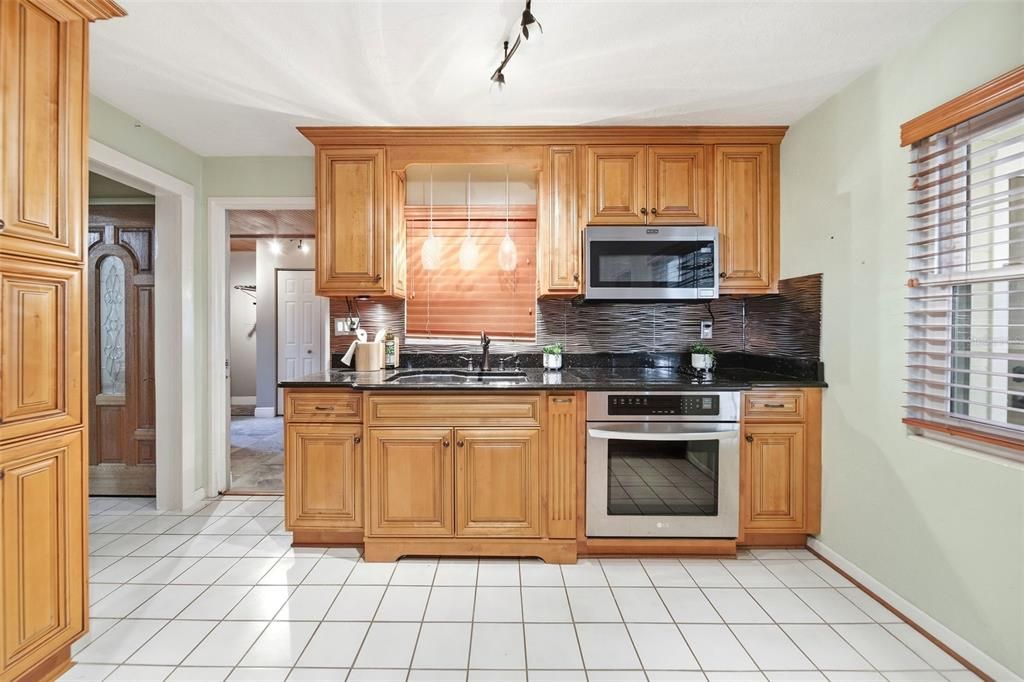 Под контрактом: $460,000 (5 спален, 3 ванн, 2135 Квадратных фут)