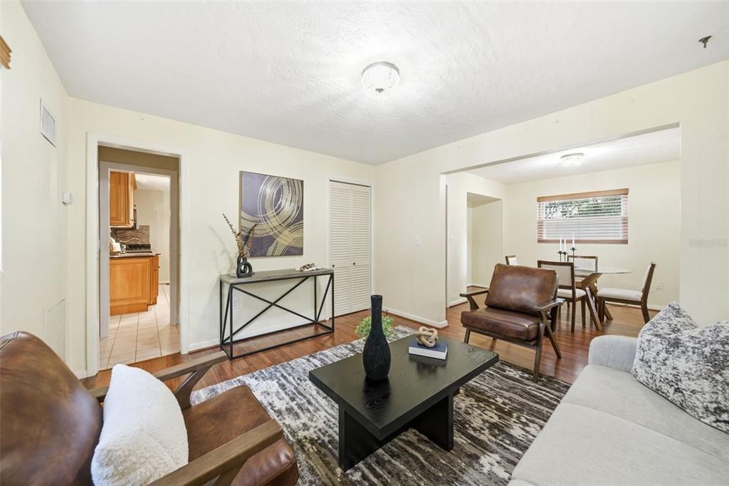 Под контрактом: $460,000 (5 спален, 3 ванн, 2135 Квадратных фут)