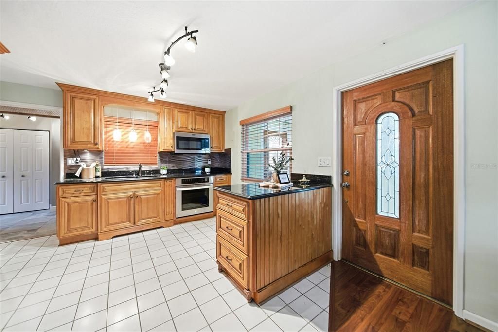 Под контрактом: $460,000 (5 спален, 3 ванн, 2135 Квадратных фут)