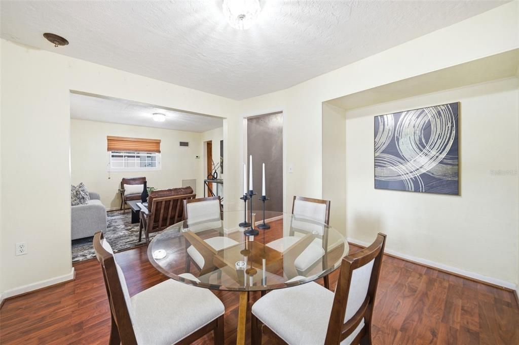 Под контрактом: $460,000 (5 спален, 3 ванн, 2135 Квадратных фут)