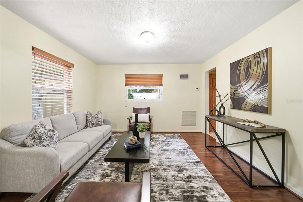 Под контрактом: $460,000 (5 спален, 3 ванн, 2135 Квадратных фут)