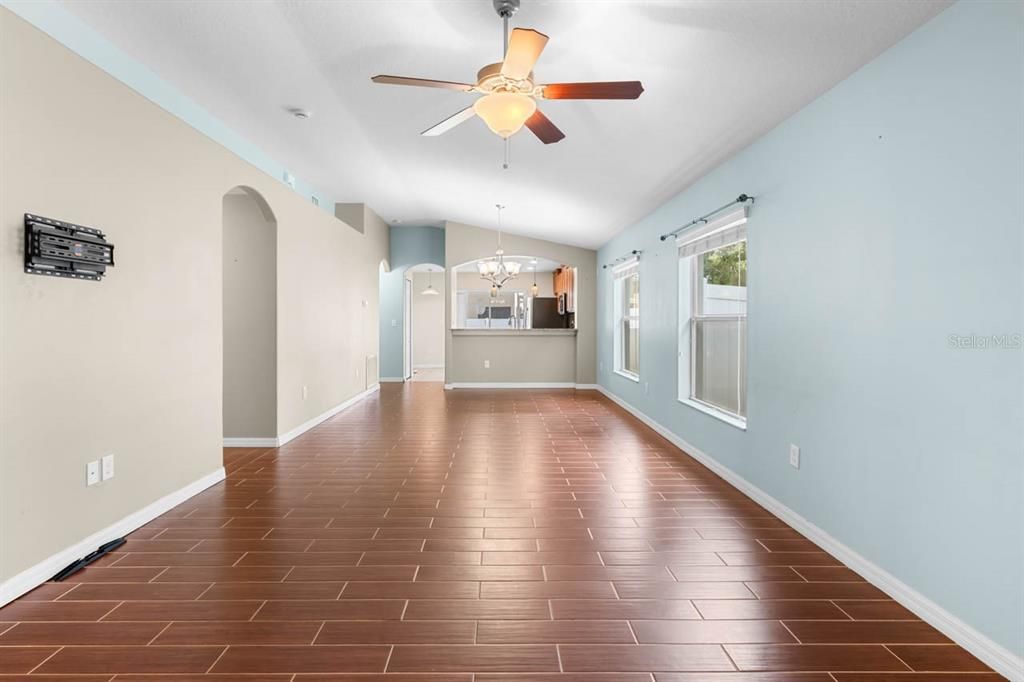 Active With Contract: $2,050 (3 beds, 2 baths, 1360 Square Feet)