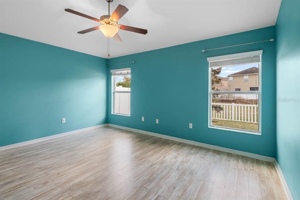 Active With Contract: $2,050 (3 beds, 2 baths, 1360 Square Feet)