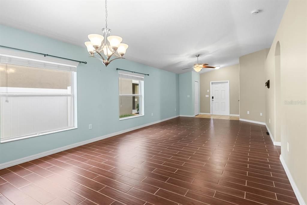 Active With Contract: $2,050 (3 beds, 2 baths, 1360 Square Feet)