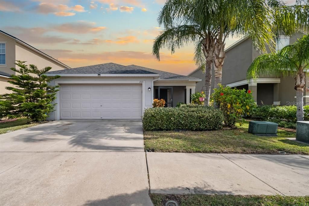 Active With Contract: $2,050 (3 beds, 2 baths, 1360 Square Feet)