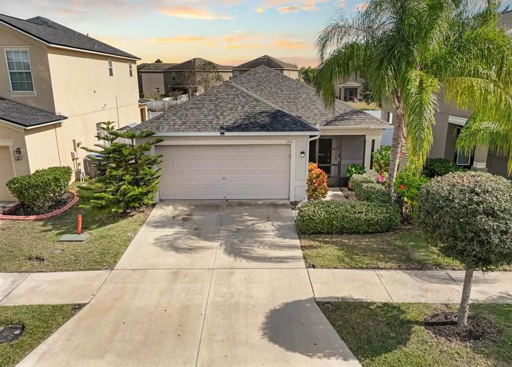 Active With Contract: $2,050 (3 beds, 2 baths, 1360 Square Feet)