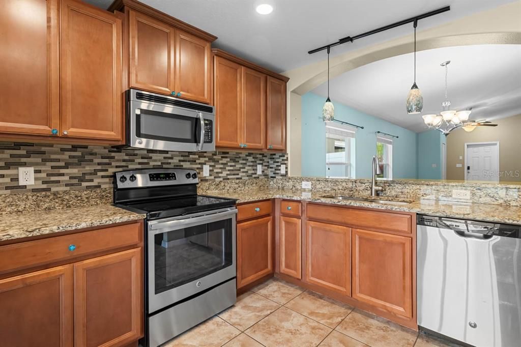 Active With Contract: $2,050 (3 beds, 2 baths, 1360 Square Feet)