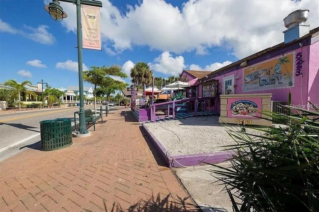 For Rent: $1,950 (1 beds, 1 baths, 800 Square Feet)