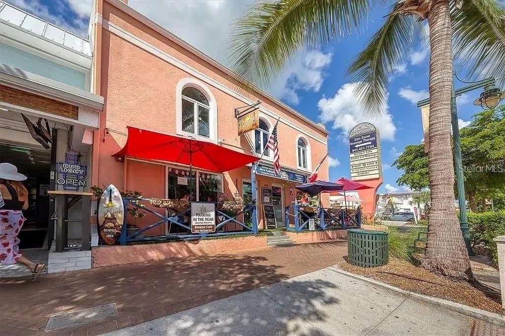 For Rent: $1,950 (1 beds, 1 baths, 800 Square Feet)