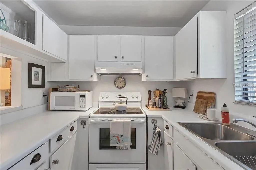 For Rent: $1,950 (1 beds, 1 baths, 800 Square Feet)