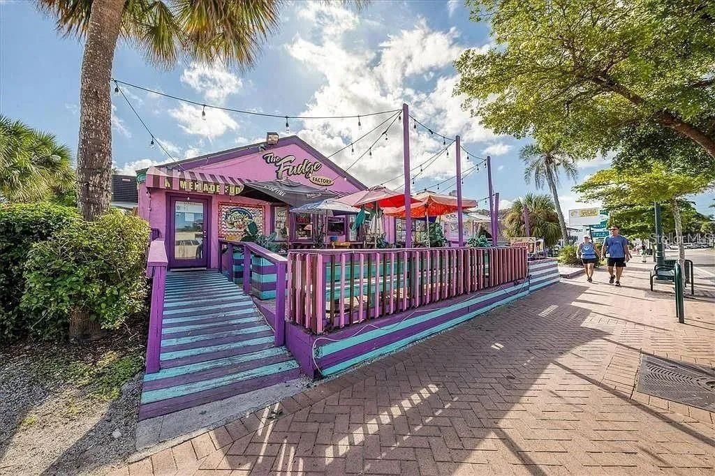 For Rent: $1,950 (1 beds, 1 baths, 800 Square Feet)