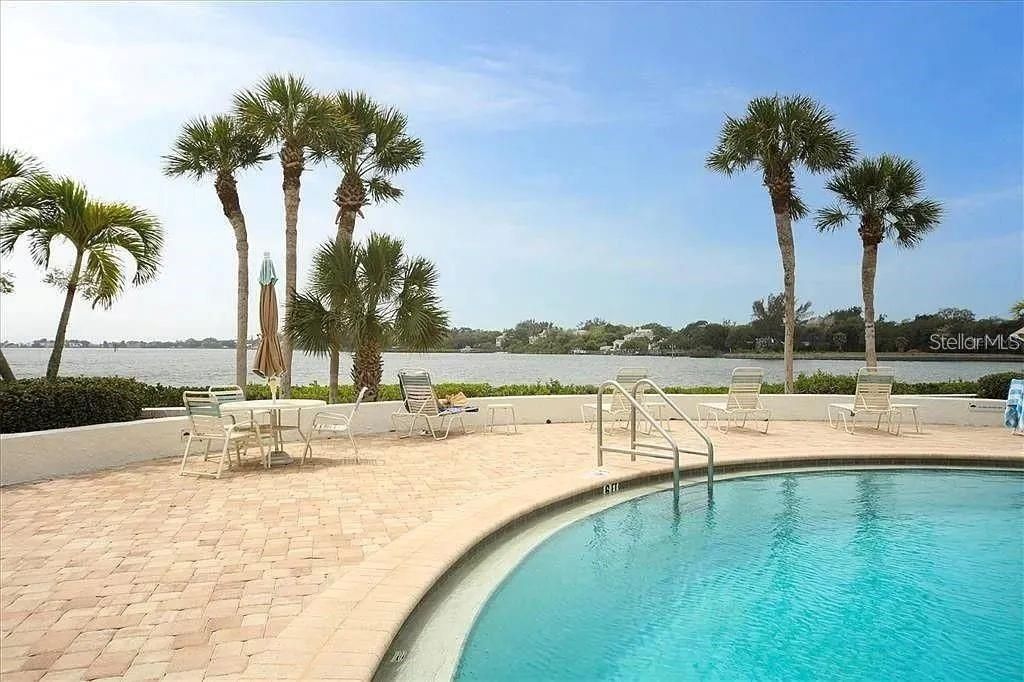 For Rent: $1,950 (1 beds, 1 baths, 800 Square Feet)