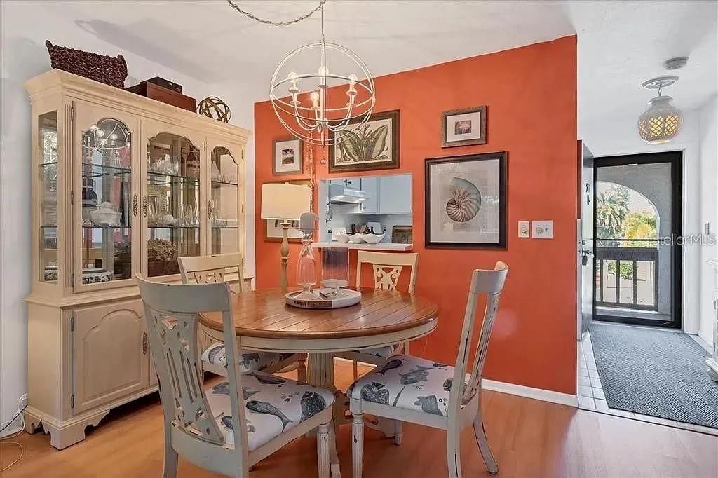 For Rent: $1,950 (1 beds, 1 baths, 800 Square Feet)