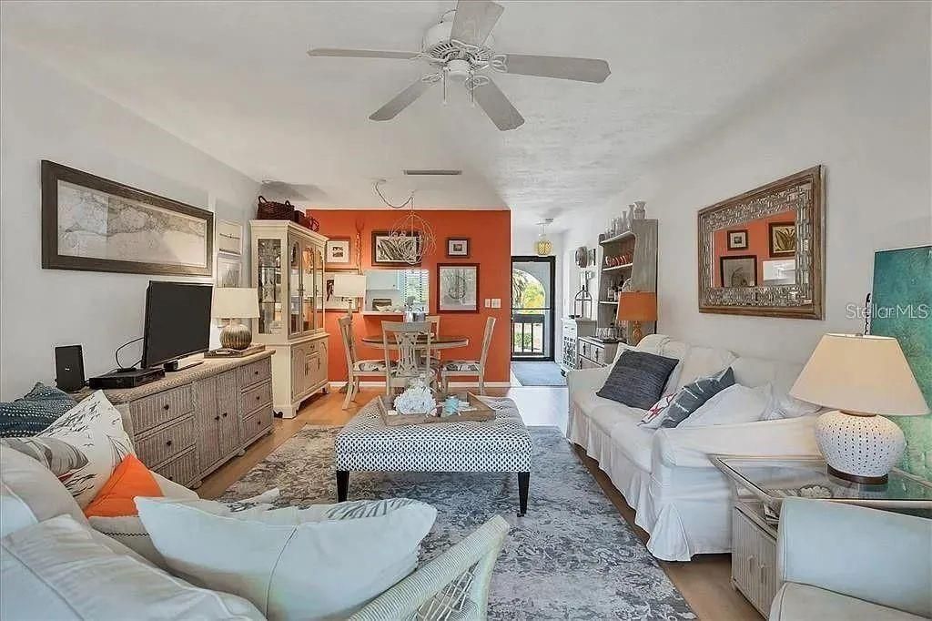 For Rent: $1,950 (1 beds, 1 baths, 800 Square Feet)