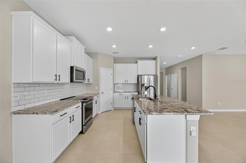 Под контрактом: $330,000 (4 спален, 2 ванн, 2035 Квадратных фут)