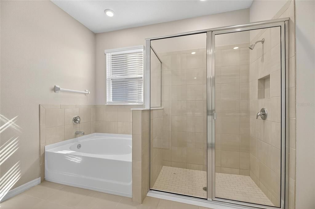 Под контрактом: $330,000 (4 спален, 2 ванн, 2035 Квадратных фут)