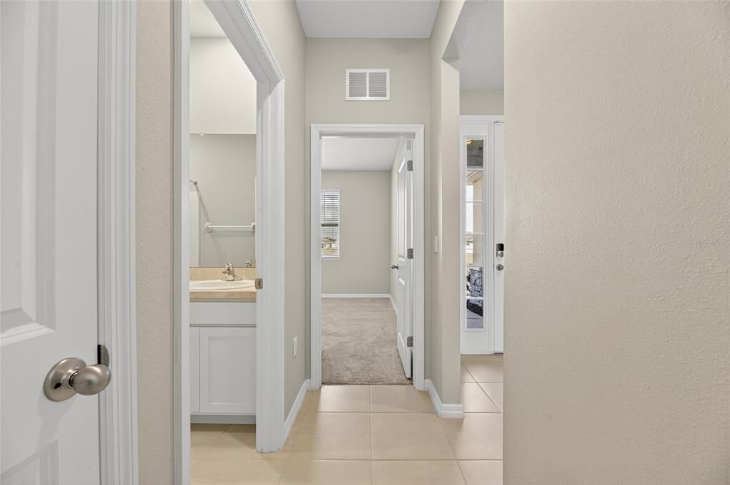 Под контрактом: $330,000 (4 спален, 2 ванн, 2035 Квадратных фут)