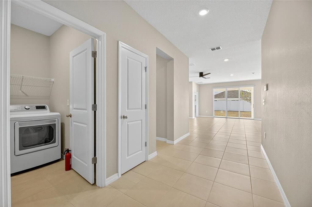 Под контрактом: $330,000 (4 спален, 2 ванн, 2035 Квадратных фут)