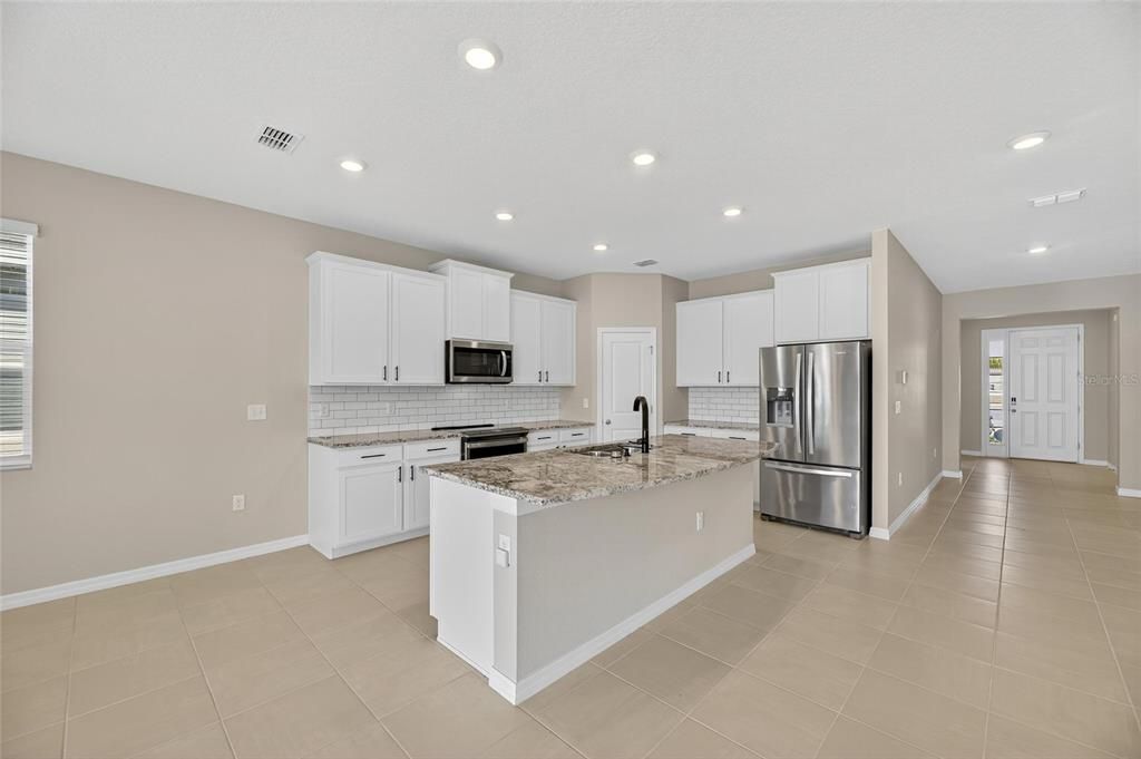 Под контрактом: $330,000 (4 спален, 2 ванн, 2035 Квадратных фут)