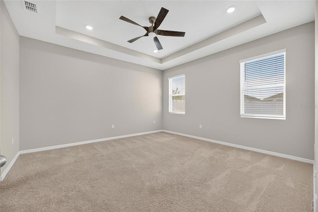 Под контрактом: $330,000 (4 спален, 2 ванн, 2035 Квадратных фут)