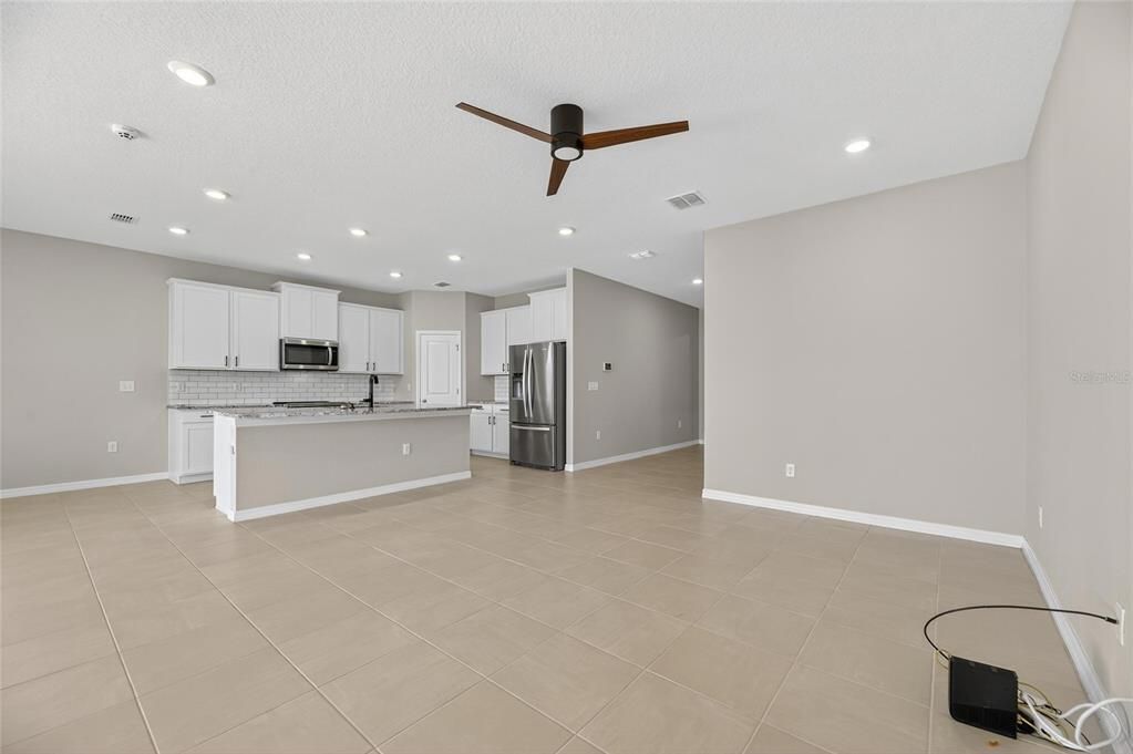 Под контрактом: $330,000 (4 спален, 2 ванн, 2035 Квадратных фут)